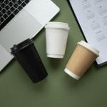 Biurko z laptopem, filiżankami kawy i kalendarzem w nowoczesnym biurze